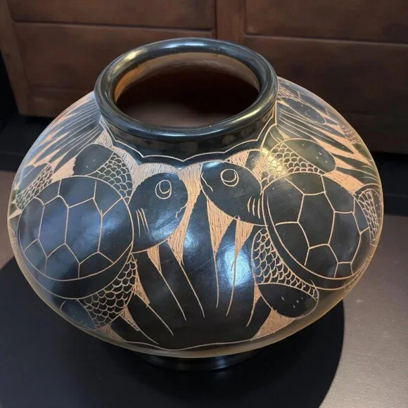 Mata Ortiz Blackware Pottery Vase with Turtle & Fish Etching – Hand-Burnished Sg - Picture 10 of 10